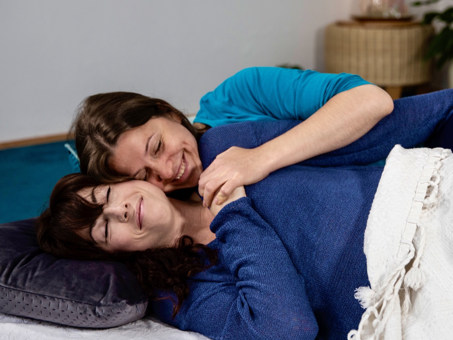 Kuscheln, macht glücklich. Durch liebevolle Berührung schütten wir Oxytocin aus, das Kuschelhormon, dass uns Glücksgefühle schenkt.