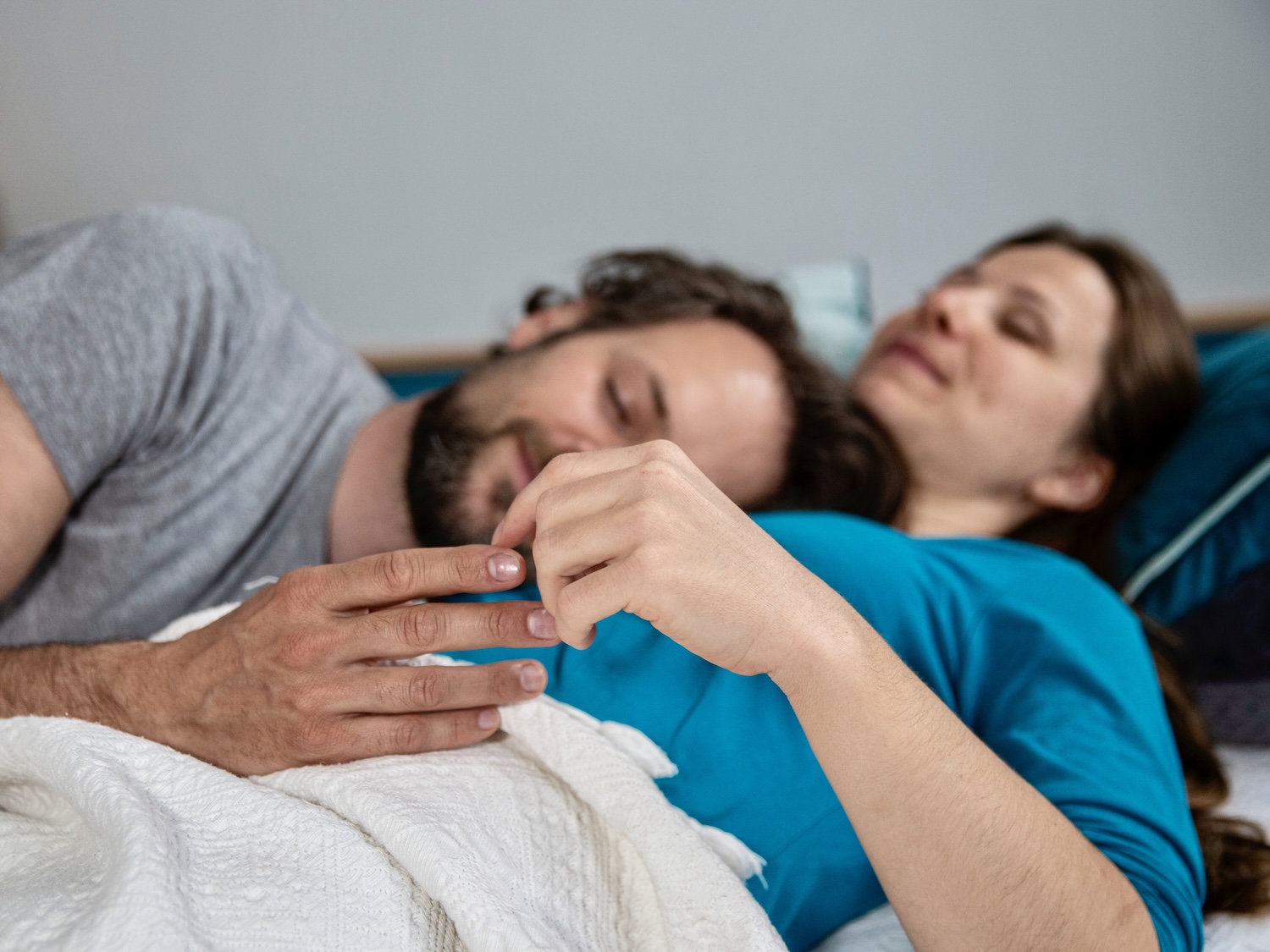 Kuscheln macht friedlich. Bekuschelt fühlen wir uns zufriedener und können unser Leben ganz präsent genießen.