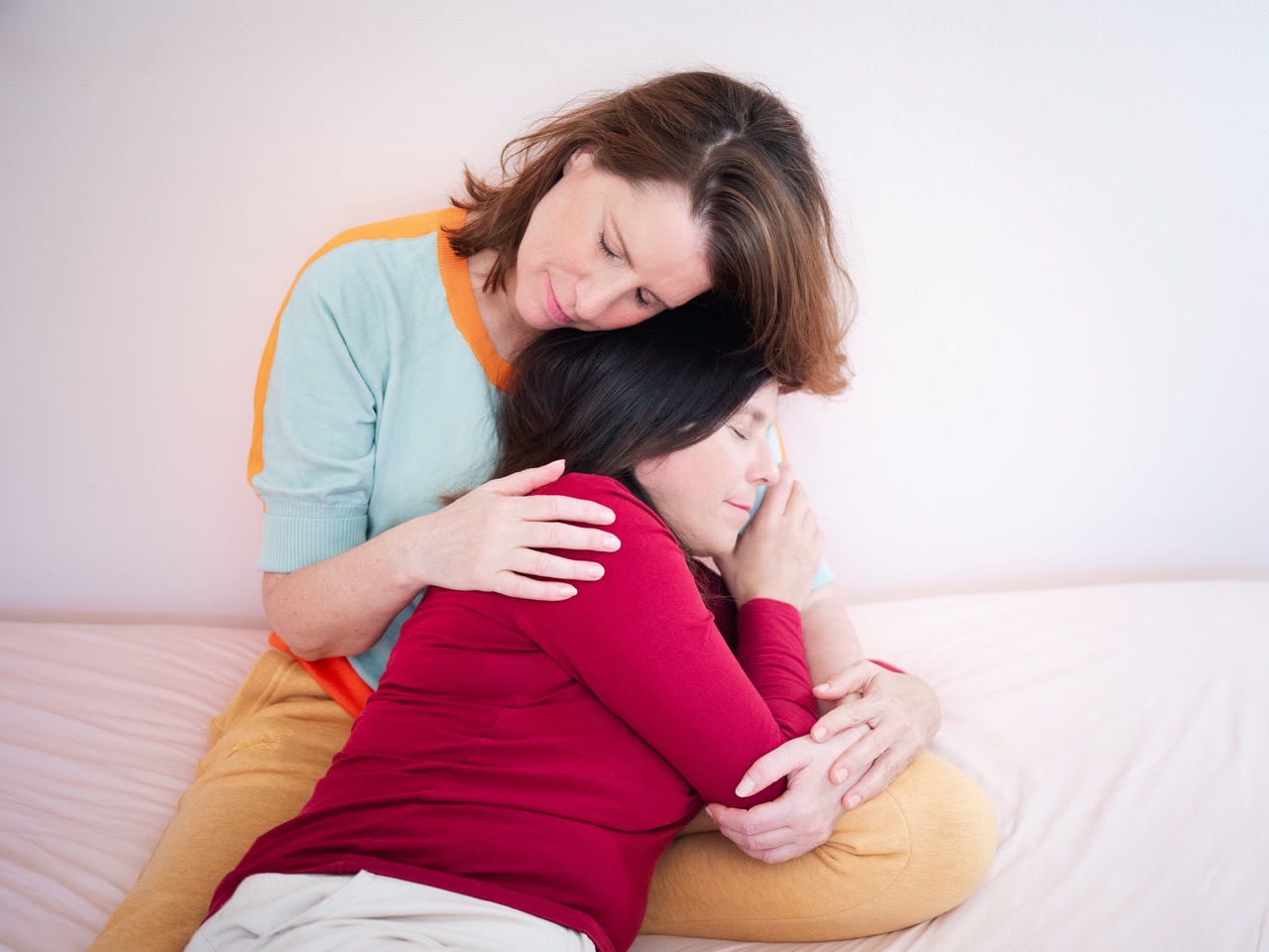 Kuscheltherapie-Session im KuschelRaum – zwei Frauen in liebevoller, achtsamer Verbindung.