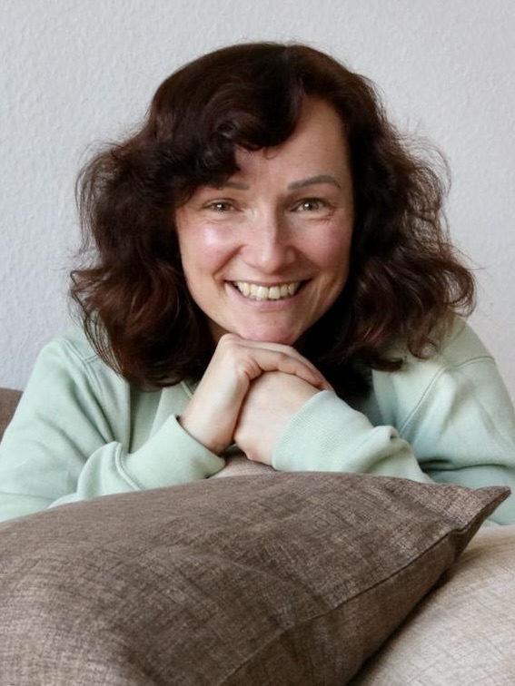 Tine, Kuscheltherapeutin im KuschelRaum erwartet dich und freuiet sich auf eine berührende Begegnung voller Herzenswärme.