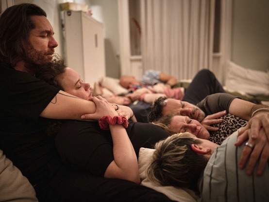 Verbindung spüren bei einer Kuschelparty im KuschelRaum – Raum für authentische Begegnung und innere Ruhe.