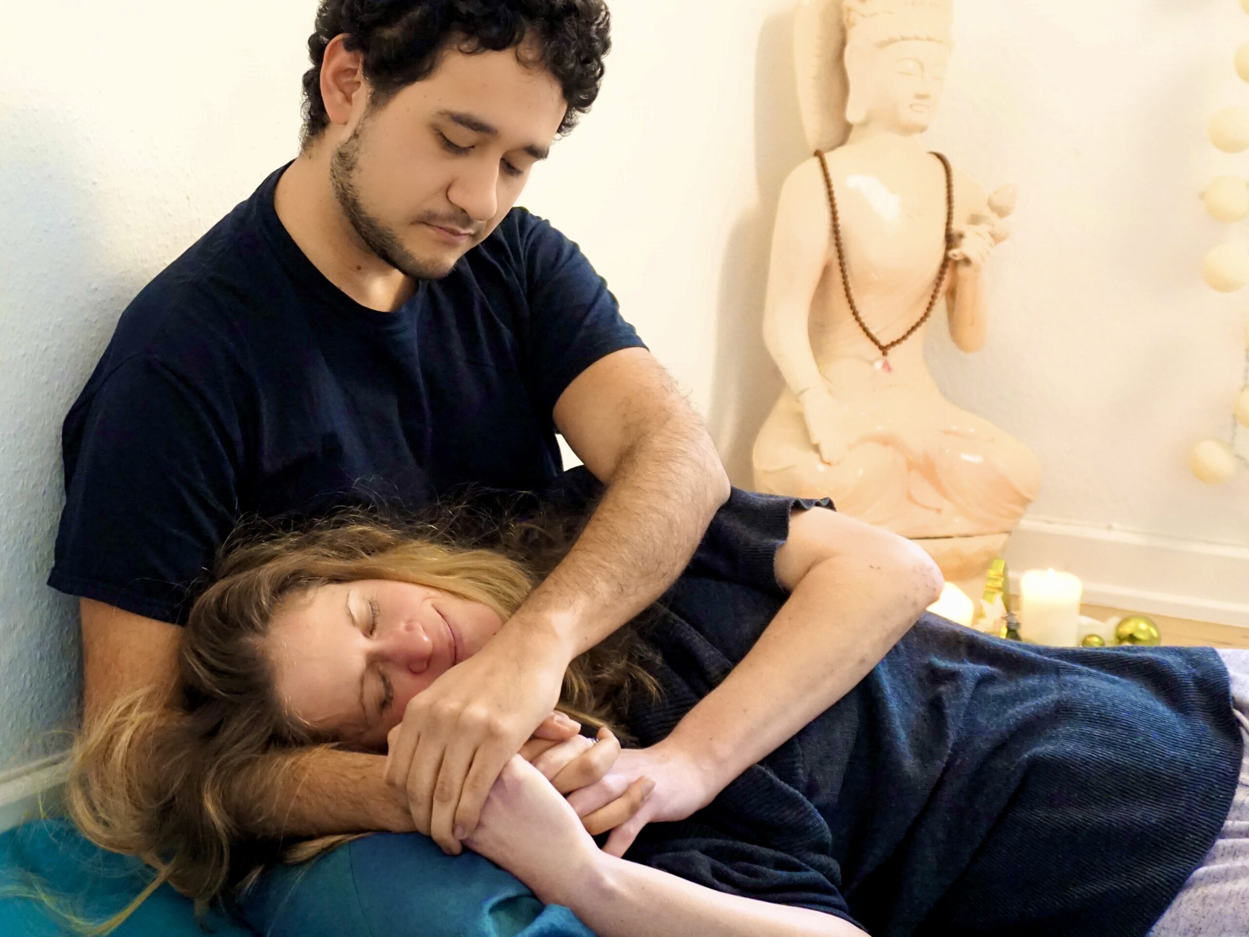 Ruhiger Moment während einer Kuschelparty im KuschelRaum – Berührung in Stille und gegenseitigem Vertrauen.