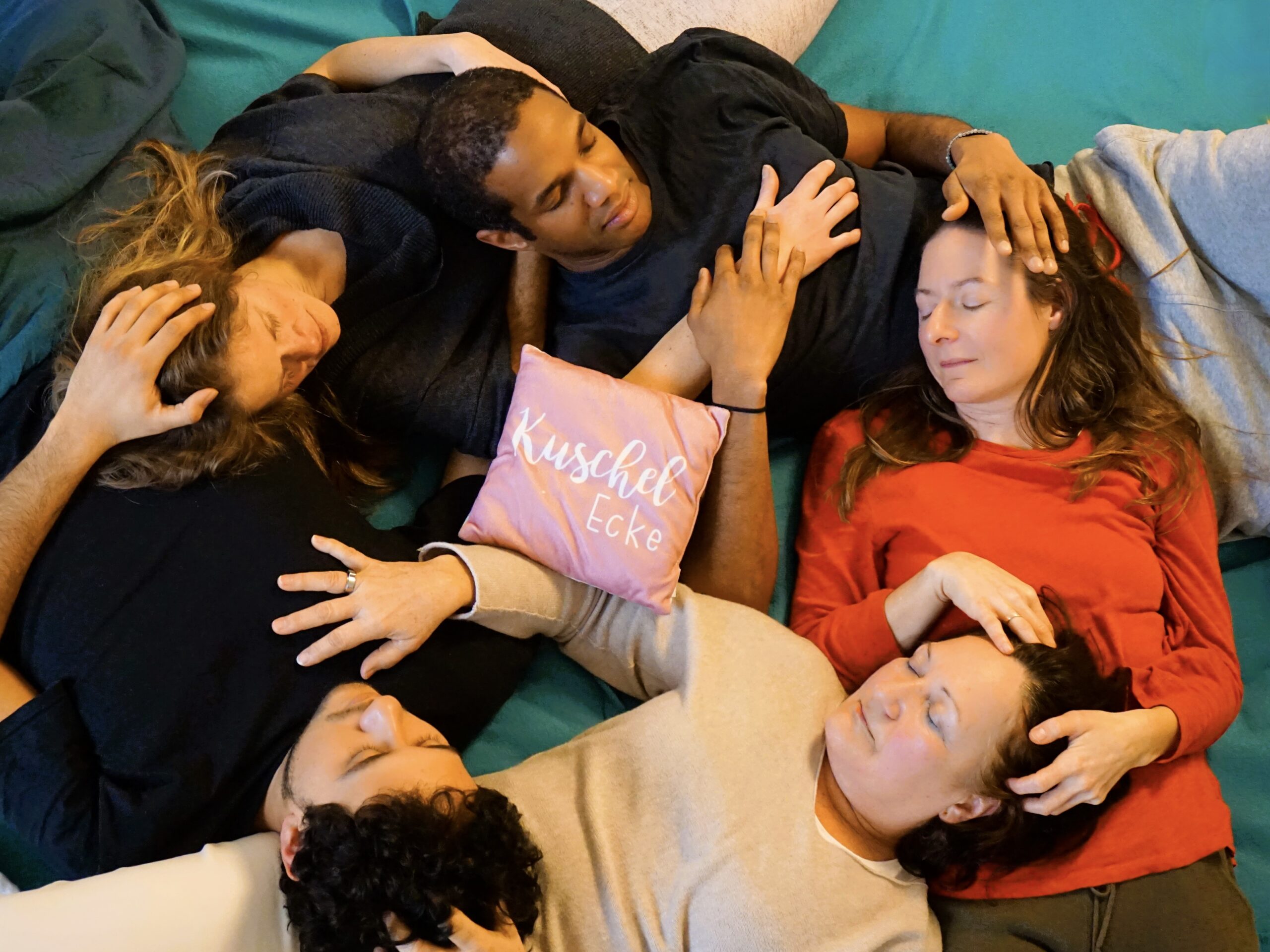 Entspannter Moment während einer Kuschelparty im KuschelRaum – Zärtlichkeit und gegenseitiger Respekt in achtsamer Atmosphäre.