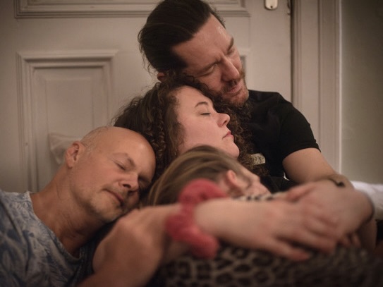 Entspannte Stimmung nach einer Kuschelparty im KuschelRaum – Nähe, Freude und geerdete Verbundenheit.
