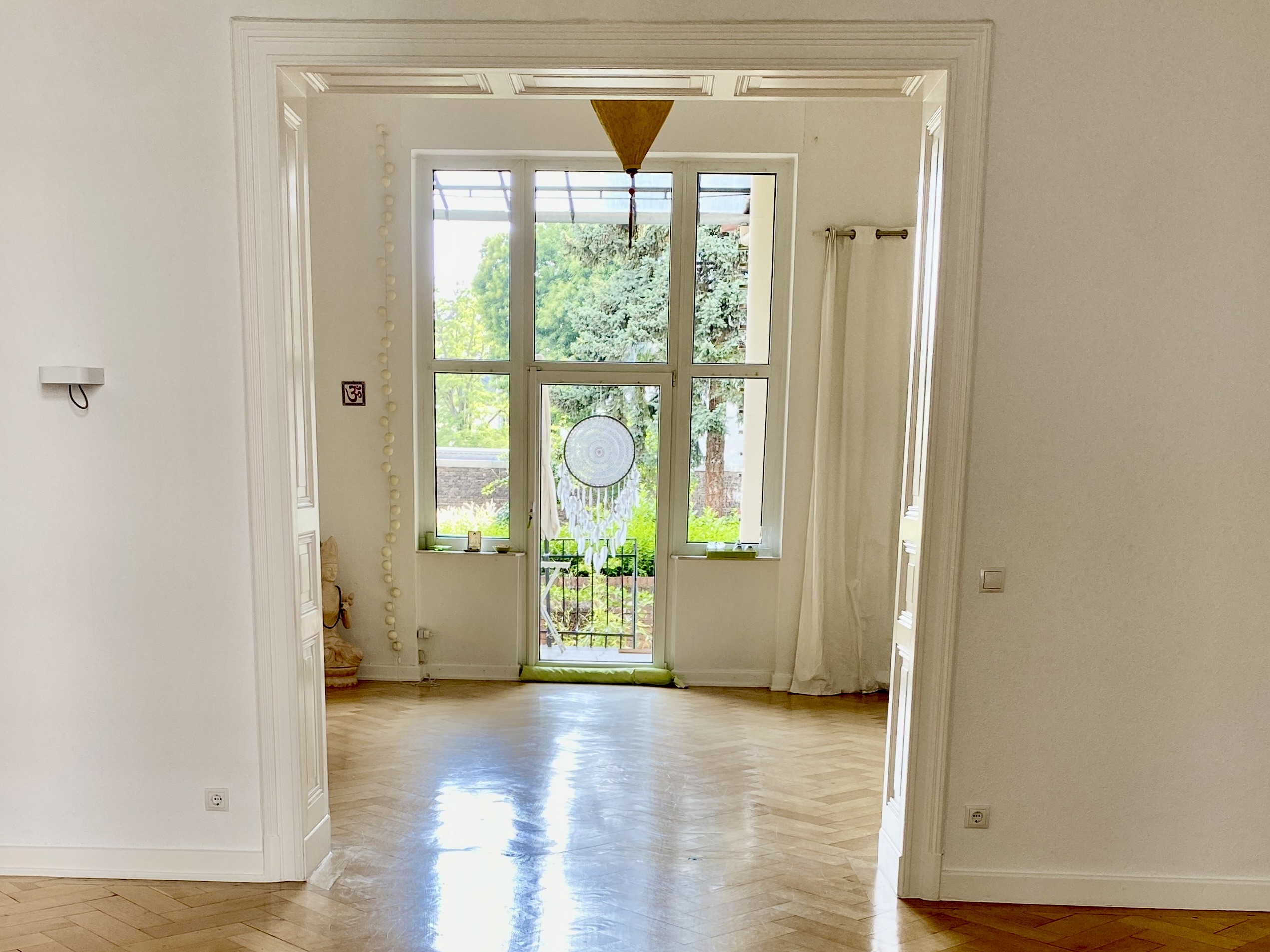 Blick in den KuschelRaum Bonn. Hier kannst du achtsam Kuschelparty genießen.
