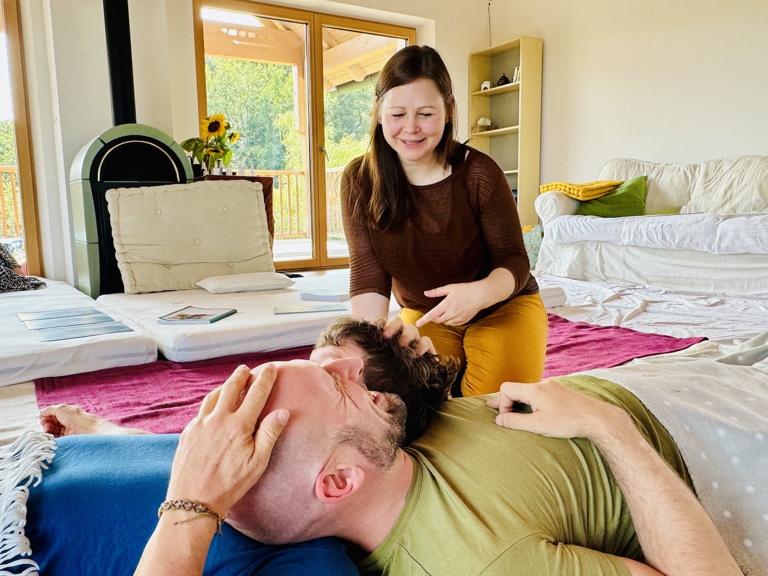 Gruppe beim Üben von Kuscheltherapie im KuschelRaum – heilsame Berührung mit Achtsamkeit und Vertrauen.