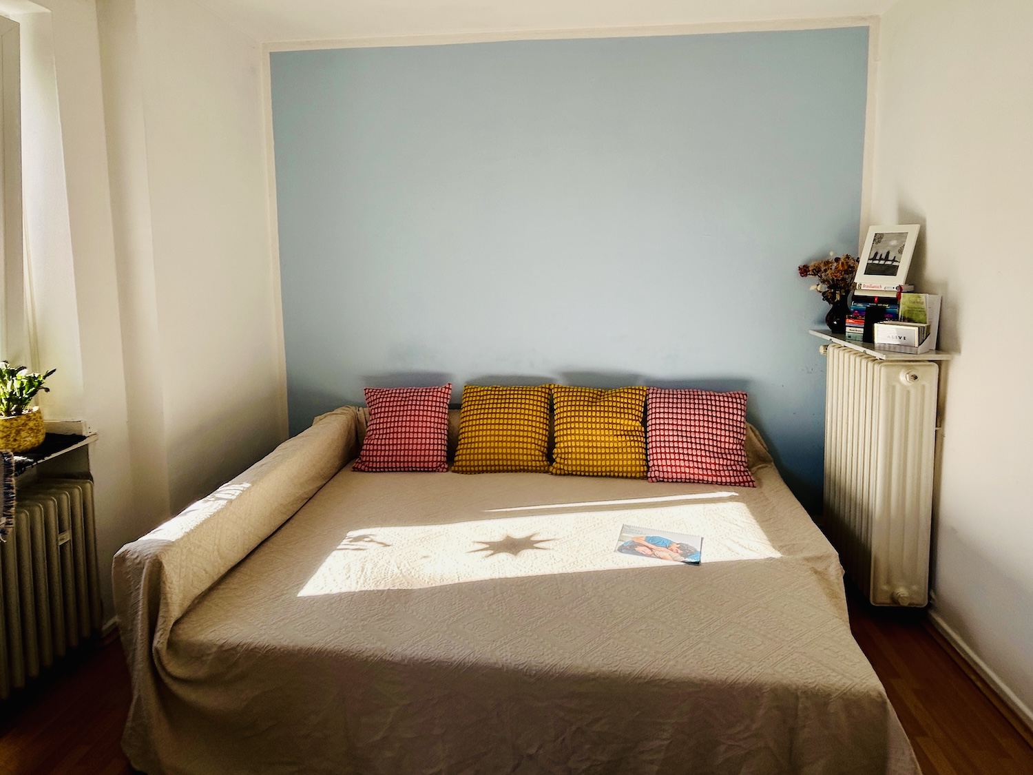 Blick in den KuschelRaum Düsseldorf. Hier kannst du dich entspannen, ausruhen, es dir gut gehen lassen.