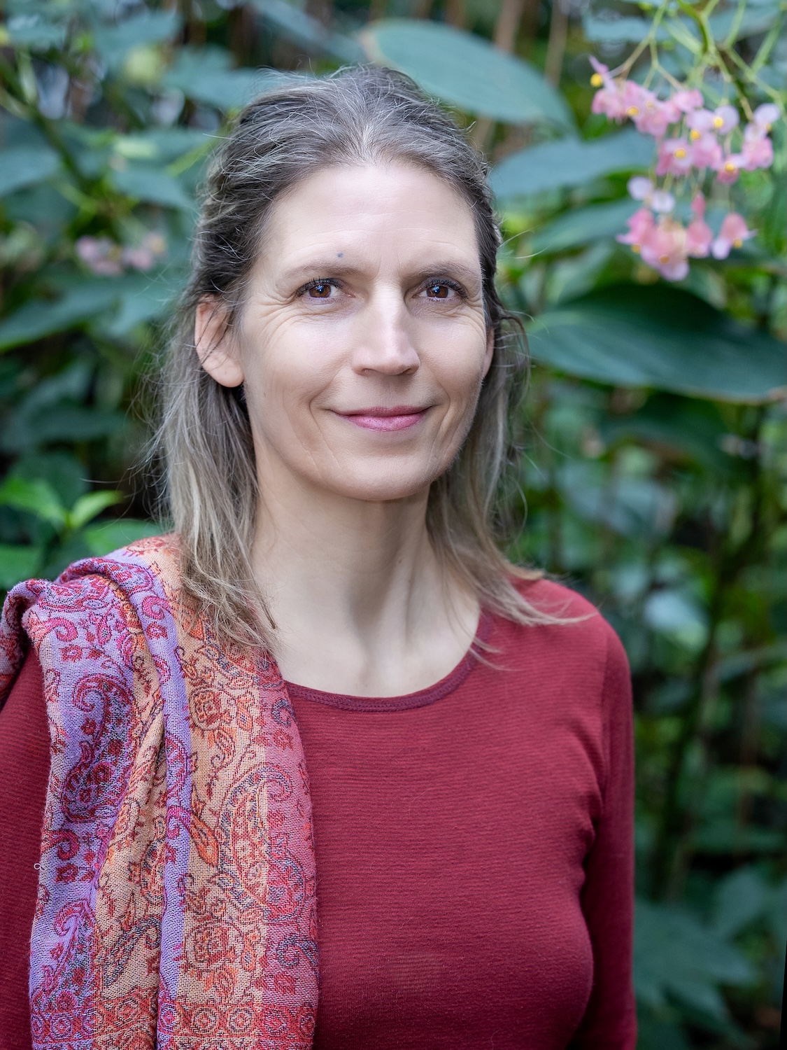 Kuscheltherapeutin Marie-Luise begleitet dich mit ihrer liebevollen Präsenz. Erlebe Kuscheltherapie in Magdeburg.