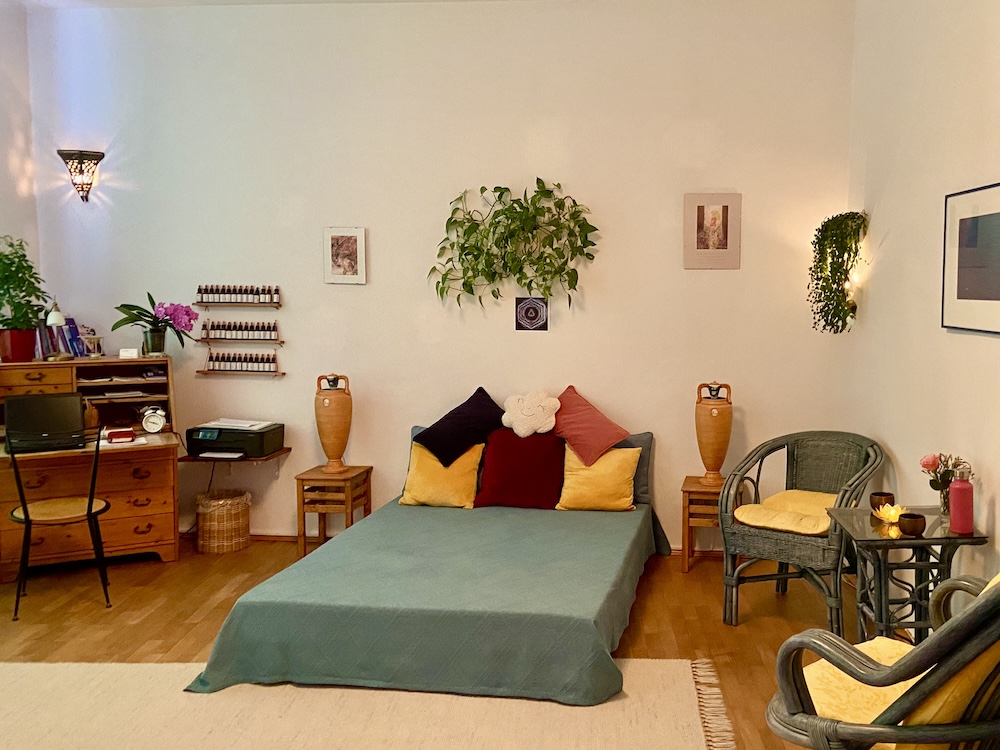 Blick in den KuschelRaum Wien. Genieße eine Session mit Eva, langjährige Physiotherapeutin und Kuscheltherapeutin.