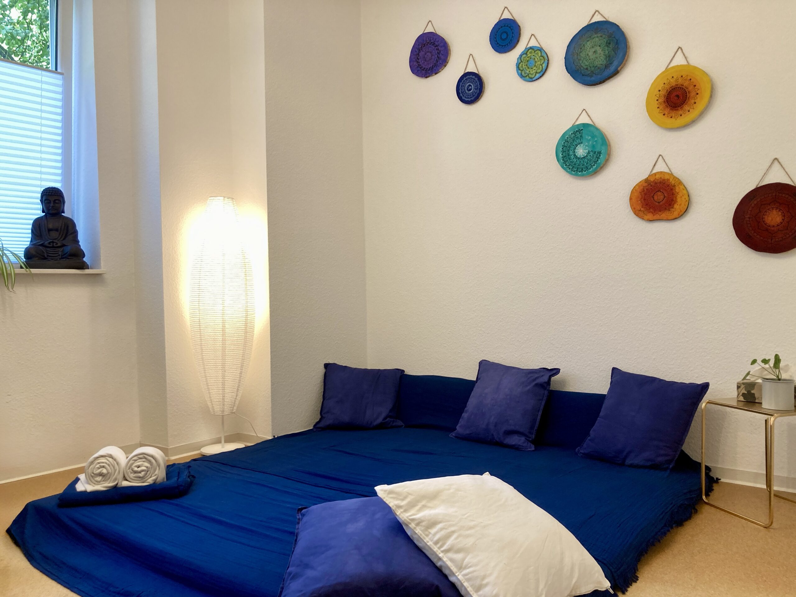 Blick in den KuschelRaum Kiel. Erlebe Nähe udn Geborgenheit bei einer Kuschelsession mit Silke in Kiel.