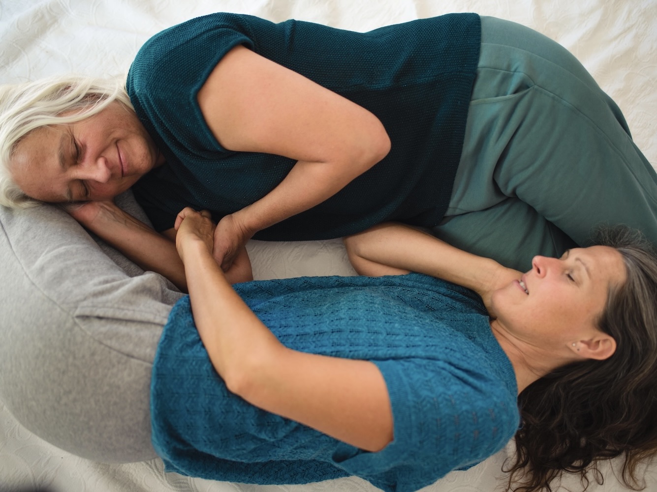 Kuschelsession im KuschelRaum, Kiel – zwei Frauen erleben Vertrauen, Nähe und Loslassen.