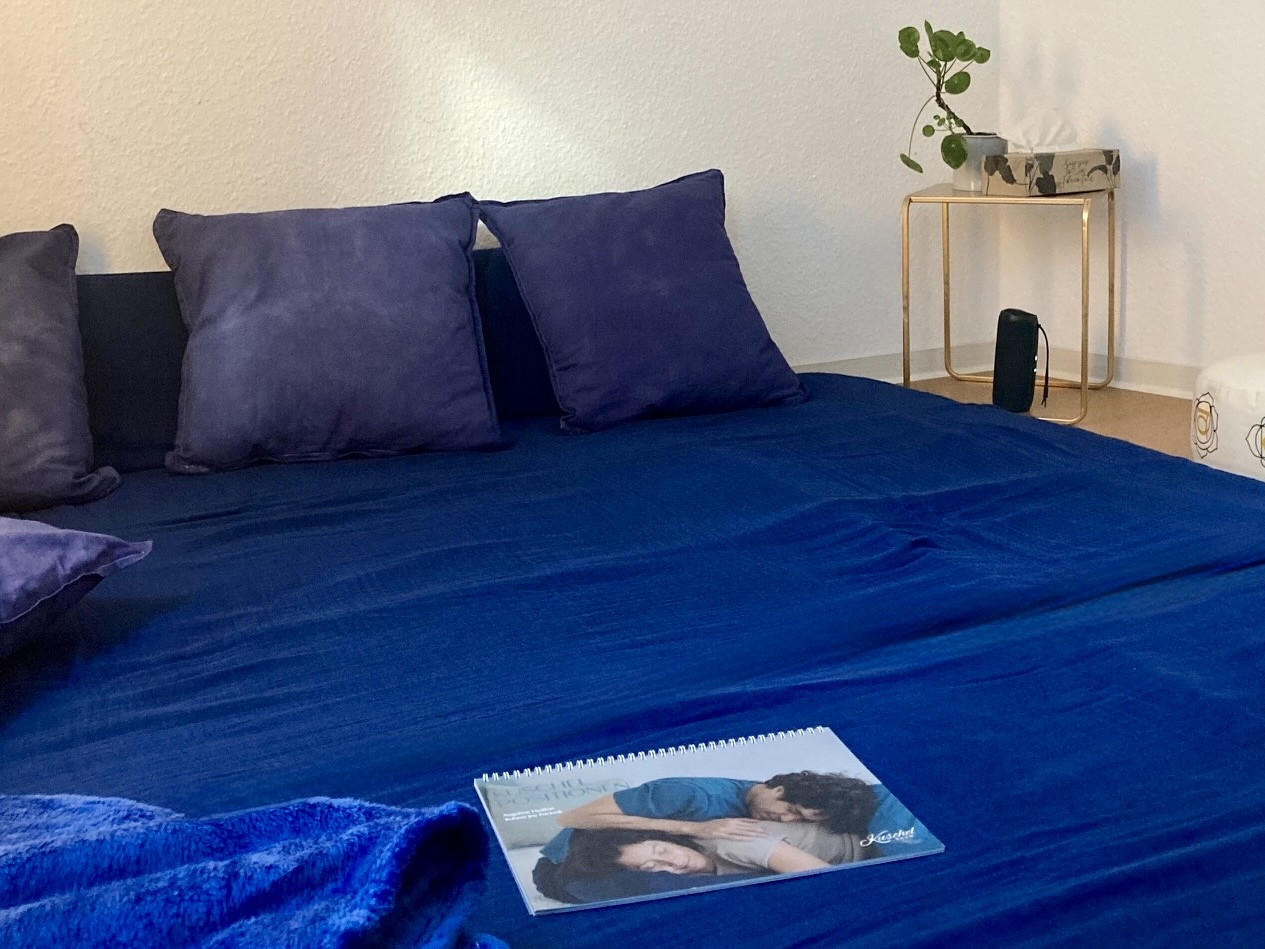 Blick in den KuschelRaum Kiel. Erlebe Nähe udn Geborgenheit mit Silke in Kiel.