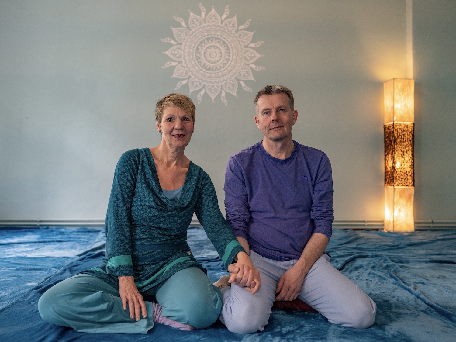 Erlebe Kuschelparty mit Martin und Regine in Berlin. Die beiden eröffnen seit Jahren einen sicheren, bewussten Raum für Freude und Transformation.
