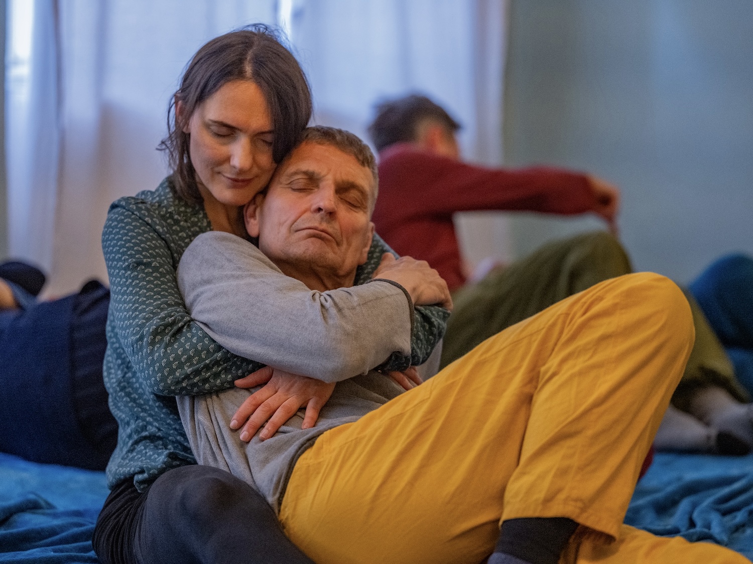 Inniger Moment während einer Kuschelparty im KuschelRaum, Berlin – Zärtlichkeit und gegenseitiger Respekt in achtsamer Atmosphäre.