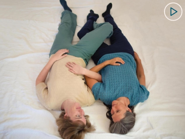 Kuschelposition, Hooked. Inspirationen für bewusstes Kuscheln und KuschelRaum. Schau dir gern das Video an.
