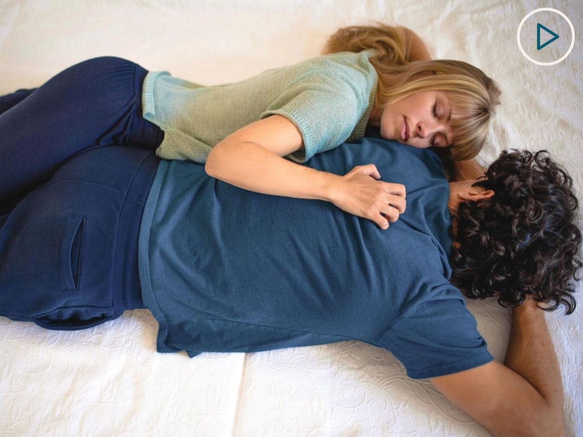 Kuschelposition, Kuschelbär:in. Inspirationen für bewusstes Kuscheln und KuschelRaum. Schau dir gern das Video an.