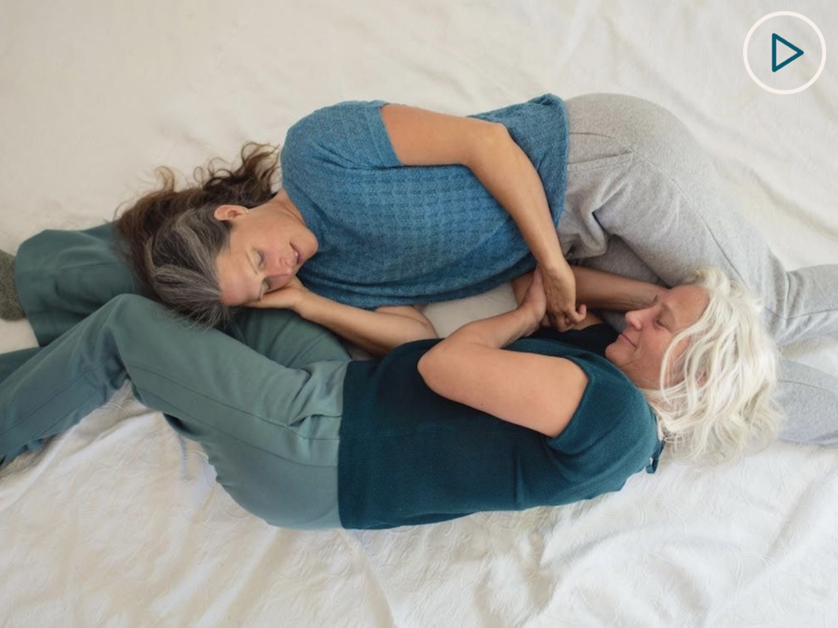 Kuschelposition, Nestwärme. Inspirationen für bewusstes Kuscheln und KuschelRaum. Schau dir gern das Video an.