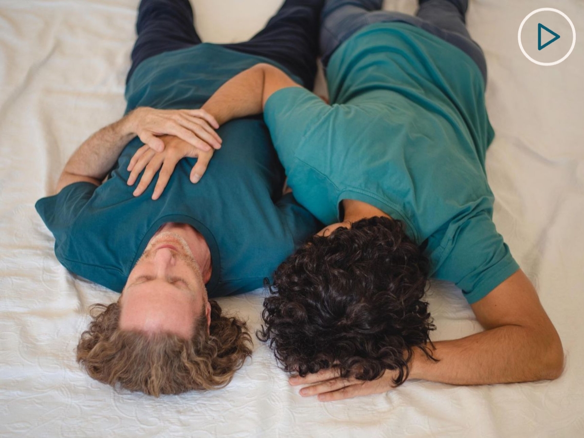 Kuschelposition, Schmelzendes Herz. Inspirationen für bewusstes Kuscheln und KuschelRaum. Schau dir gern das Video an.