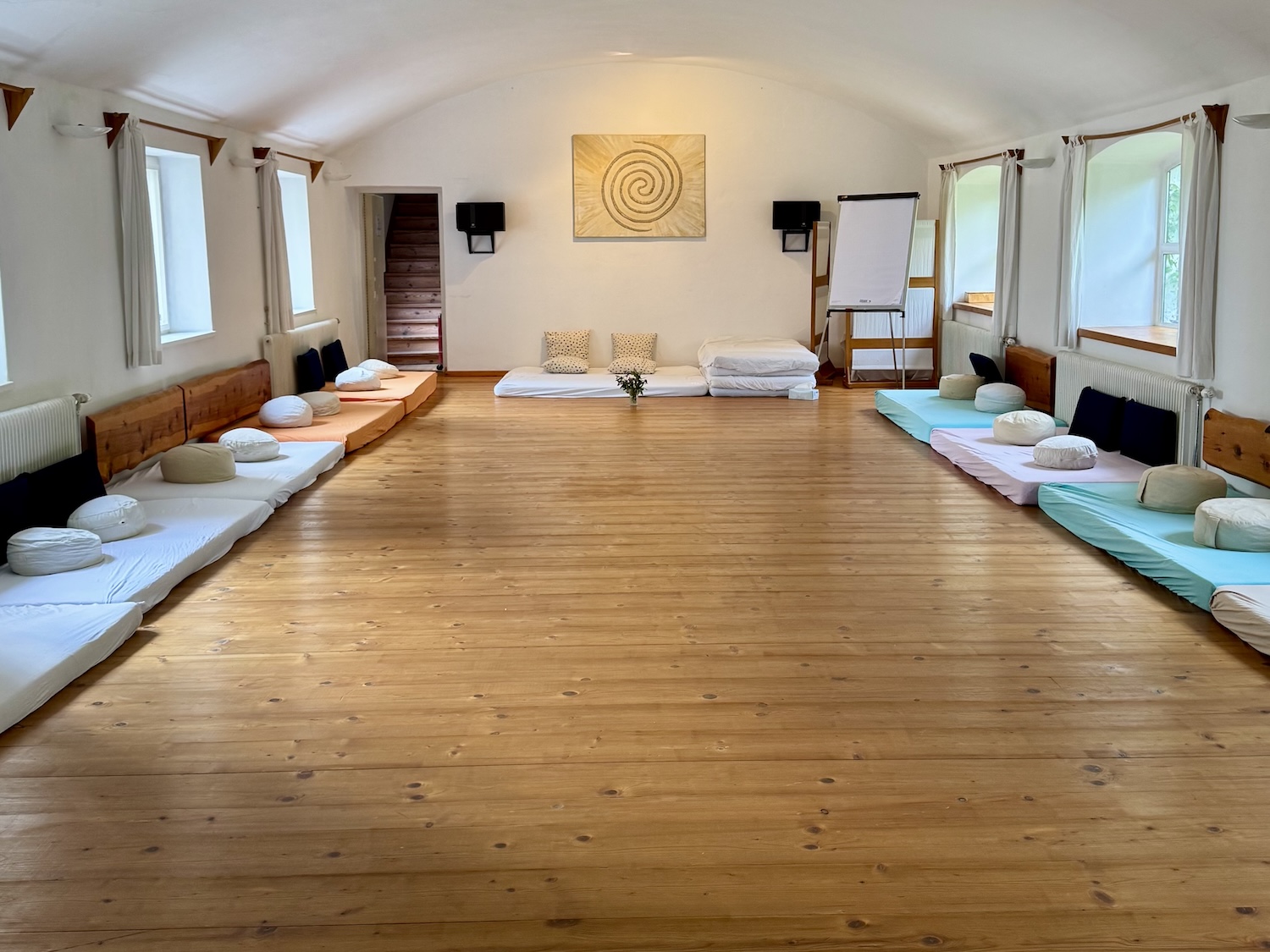 Ausbildungsretreat in Kuscheltherapie auf dem Wolfsberg in Österreich – Blick in den großzügigen Seminarraum. Achtsame Kuscheltherapie erlernen im KuschelRaum.