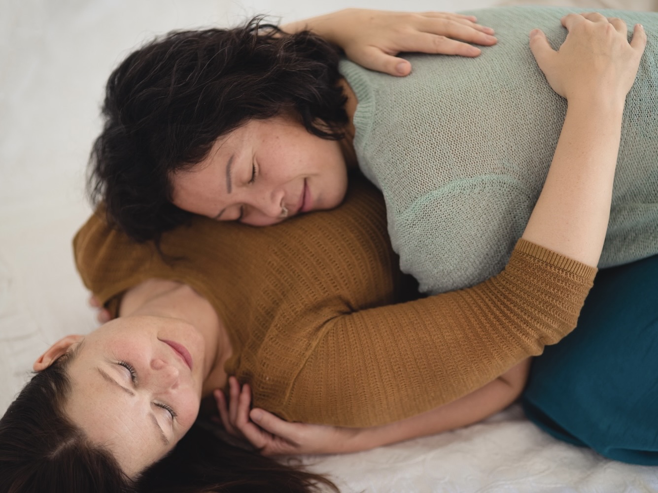 Berührung nährend und nah. Mit Consent eine sichere und schöne Erfahrung.