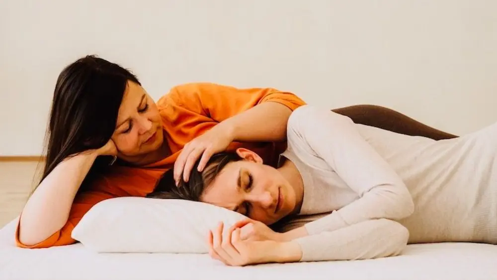 Achtsame Kuschelposition zwischen Kuscheltherapeutin und Klientin, die sich sichtbar sicher und gehalten fühlt.